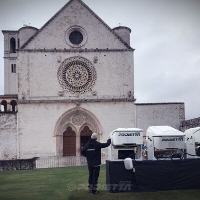 CASE AF32 installed in front of the S. Francesco Church in Assisi